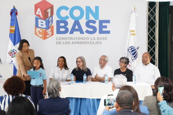 RD presenta avances del programa “CON BASE” en educación primaria