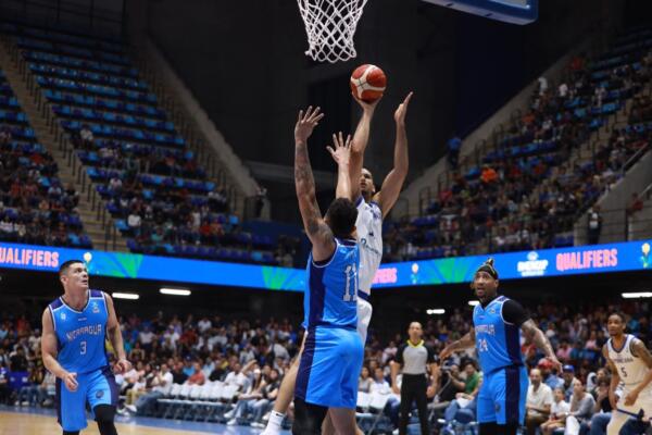 Parte de la acción en el primer juego entre Nicaragua y Dominicana de este clasificatorio