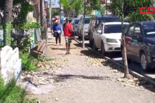 Los munícipes y turistas tienen que caminar por las calles debido a las condiciones de las aceras y contenes. 