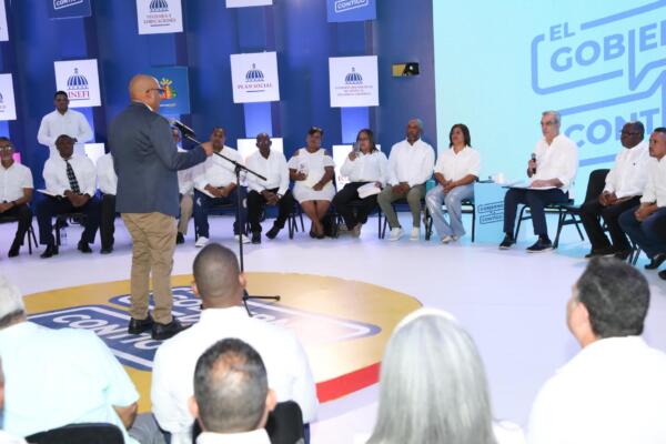 Presidente Abinader escucha dirigentes comunitarios del sector La Ureña