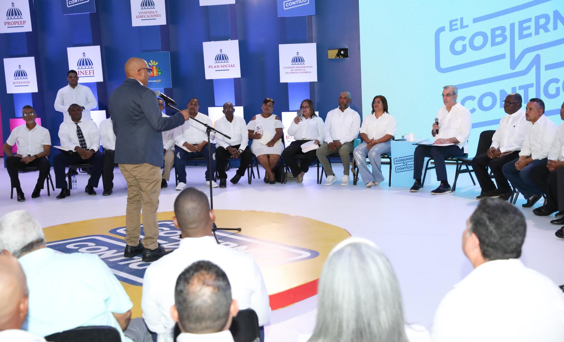 Presidente Abinader escucha dirigentes comunitarios del sector La Ureña