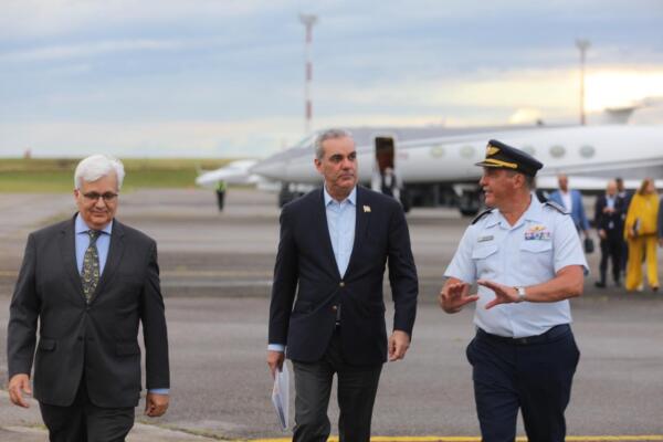 Presidente Abinader llega a Montevideo para asistir a toma de posesión