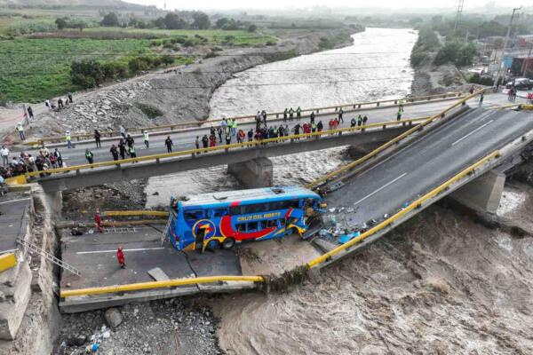 Fotografía difundida por la Agencia Andina de Perú del puente colapsado este viernes, en la carretera que une Lima con el megapuerto de Chancay (Perú). EFE/ Juan Carlos Guzmán Negrin/ Agencia Andina/