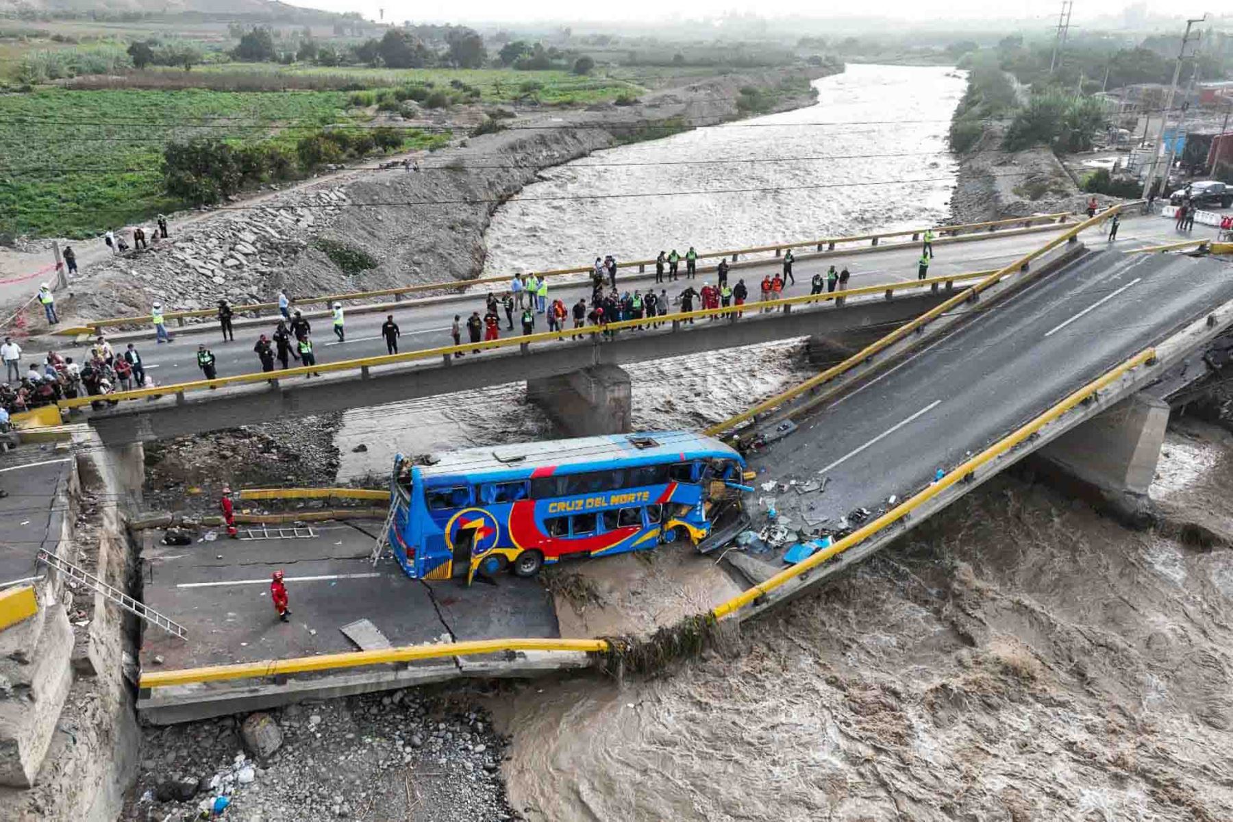 Al menos dos muertos tras colapso de puente en Perú