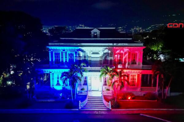 Devon House de Kingston se iluminó con los colores de la bandera dominicana. (Foto, fuente externa)
