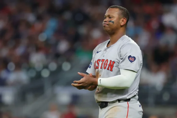 Rafael Devers en desacuerdo con que Alex Cora lo mueva de posición