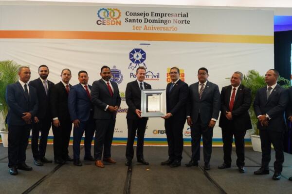 El ministro de MICM, Víctor -Ito-Bisonó, recibiendo su reconocimiento de parte del Cesdn. Foto: fuente externa