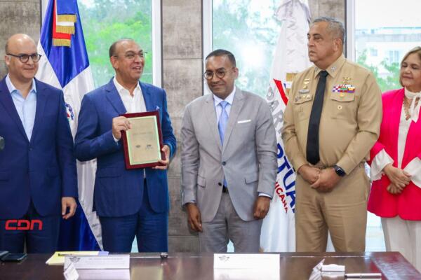 La placa la entregó por el director ejecutivo del DA, Víctor Pichardo. (Foto, fuente externa)