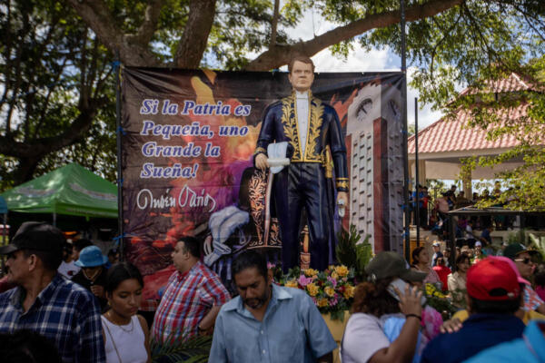 Personas caminan frente a una figura del poeta nicaragüense Rubén Darío este jueves, en Managua (Nicaragua). EFE/ STR