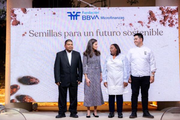 La Reina Letizia con los emprendedores de la FMBBVA que han participado en el acto