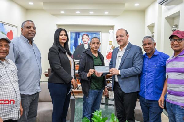 Alcaldía de Santiago entrega segunda partida de recursos a grupos de lechones para el Carnaval 2025. (Foto, fuente externa)