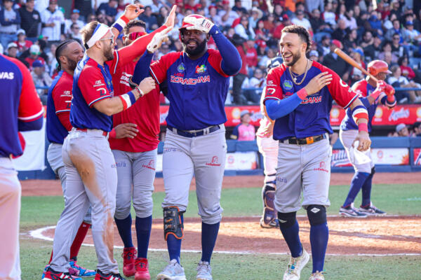 Sandberg Pimentel celebra con sus compañeros luego de conectar jonrón para los Leones del Escogido de República Dominicana, frente a Japón en la Serie del Caribe