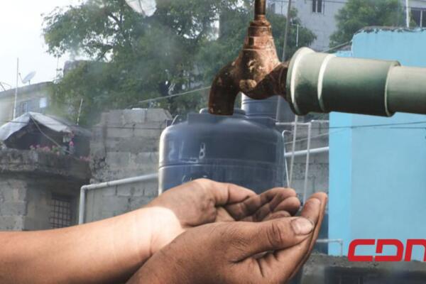 Residentes de El Hoyo de Enriquillo piden a la CAASD mejorar suministro de agua