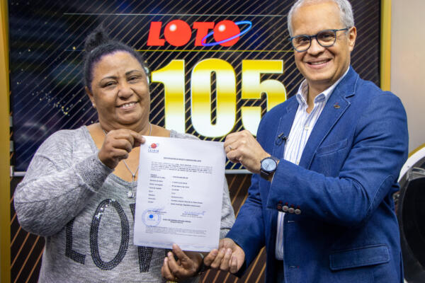 Se presenta la ganadora de los 105 millones del Loto en Leidsa. FOTO: Fuente externa.