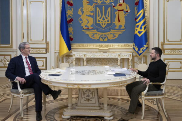 El presidente ucraniano, Volodímir Zelenski, y el secretario del Tesoro de Estados Unidos, Scott Bessent, se reúnen en Kiev, Ucrania, el 12 de febrero de 2025. EFE/EPA/STRINGER
