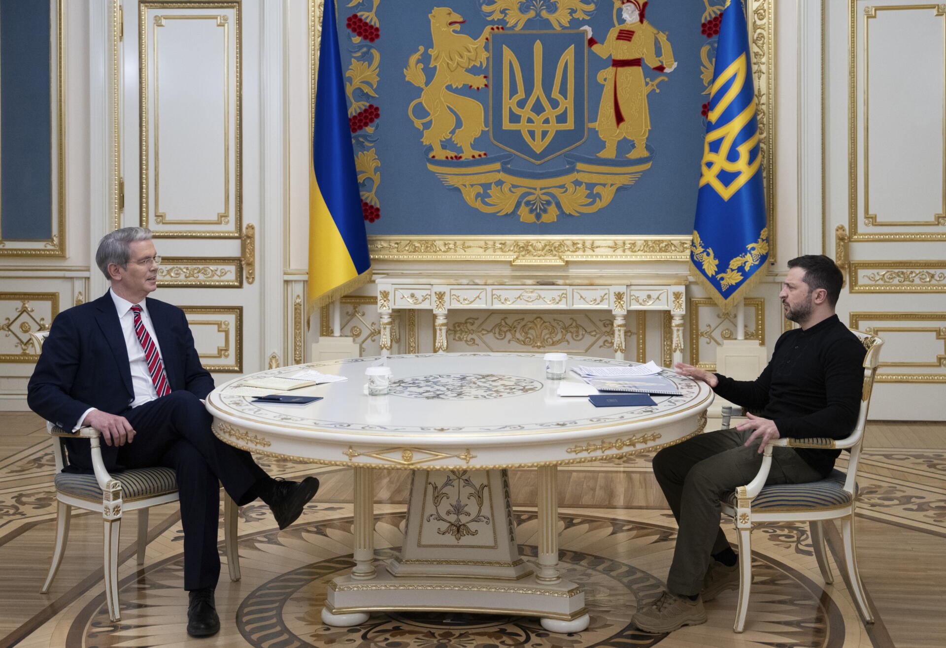 Secretario del Tesoro entrega en Kiev a Ucrania una propuesta de acuerdo con EEUU