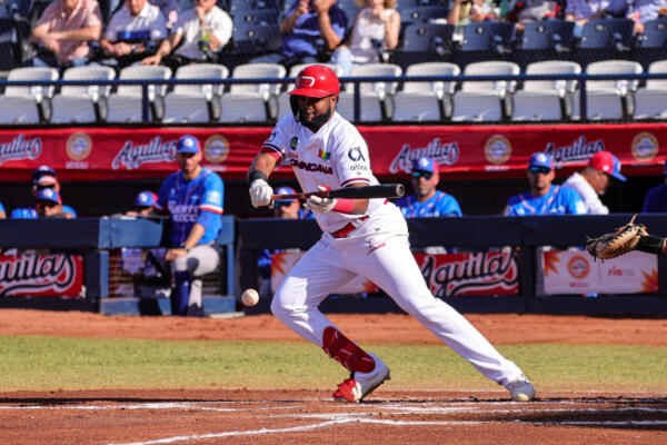 Sócrates Brito en acción por la República Dominicana en la Serie del Caribe