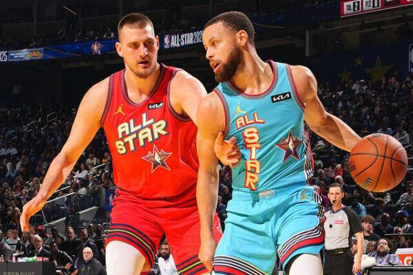 Stephen Curry defendido por Nicola Jokic en el juego estrella