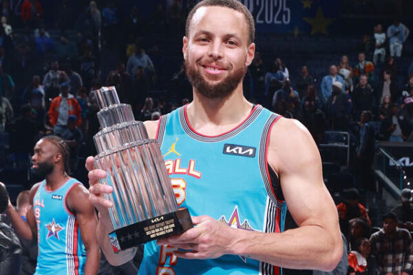 Stephen Curry recibió el premio al Jugador Más Valioso del Juego de Estrellas de la NBA