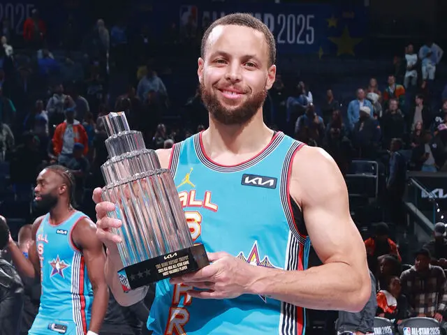 Stephen Curry recibió el premio al Jugador Más Valioso del Juego de Estrellas de la NBA