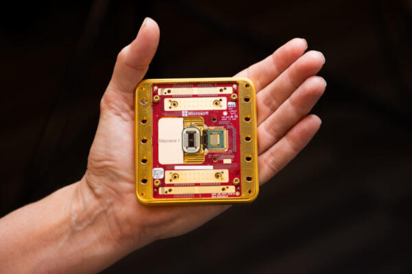 El chip cuántico Majorana 1. Fotografía de John Brecher para Microsoft. Imagen de la web de la compañía.
