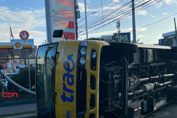 El autobús de la ruta San Cristóbal impactó al vehículo de servicio estudiantil mientras este se encontraba en la Avenida Independencia. (Foto, fuente externa)