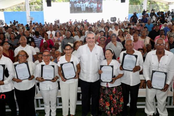 Presidente Abinader entrega 1,100 certificados de títulos en Los Alcarrizos. (foto, fuente externa)