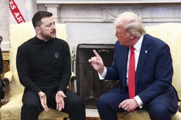 El presidente, Donald Trump (d), conversa con el presidente ucraniano, Volodímir Zelenski (i), durante la reunión que han mantenido en la Casa Blanca en Washington, DC, EE.UU., 28 de febrero de 2025. EFE/JIM LO SCALZO / POOL