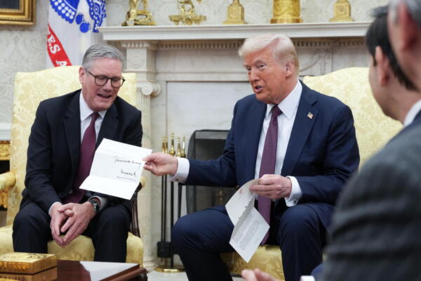 El presidente Donald Trump y el primer ministro británico Keir Starmer muestran una carta del rey Carlos de Gran Bretaña invitando a Trump a visitar el Reino Unido. EFE/CHRIS KLEPONIS / POOL