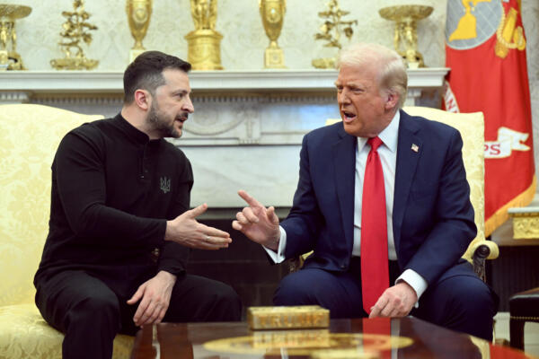 El presidente estadounidense Donald Trump y el presidente ucraniano Volodymyr Zelensky se reúnen en la Oficina Oval de la Casa Blanca en Washington, DC, el 28 de febrero de 2025. AFP