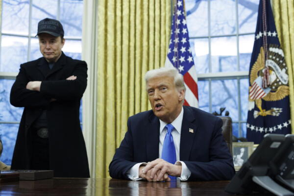 El presidente de EEUU, Donald Trump, hace declaraciones a los medios en la Oficina Oval de la Casa Blanca junto al empleado especial del gobierno, Elon Musk. EFE/Aaron Schwartz/POOL