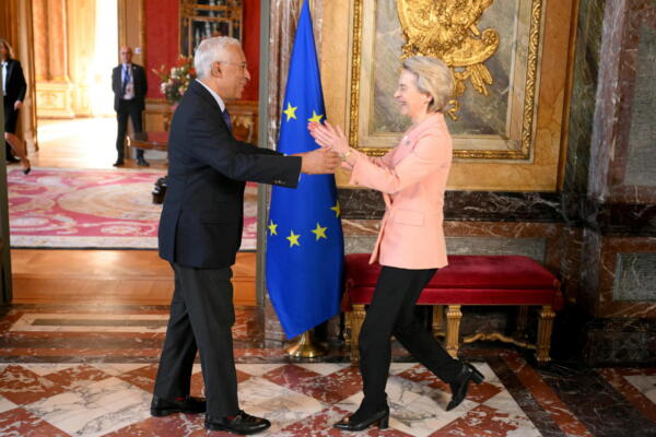 El presidente del Consejo Europeo, António Costa, saluda a la presidenta de la Comisión Europea, Ursula von der Leyen.
EFE/NICOLAS TUCAT 