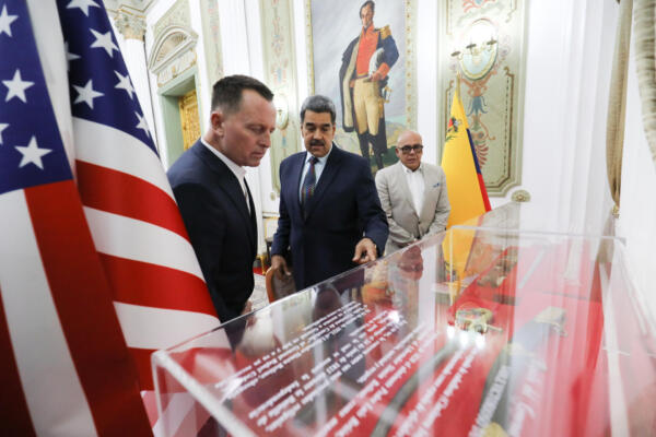 Fotografía cedida por el Palacio de Miraflores donde se observa al líder chavista Nicolás Maduro junto al enviado especial del presidente de Estados Unidos Donald Trump, Richard Grenell, en Caracas (Venezuela). EFE/ Palacio de Miraflores