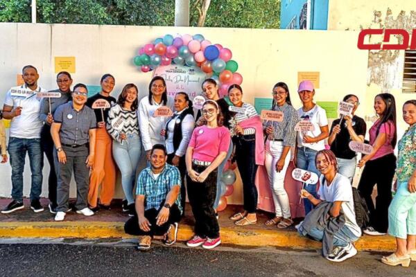 Nidia Méndez, vicealcaldesa de Villa González, junto a jóvenes universitarios. 