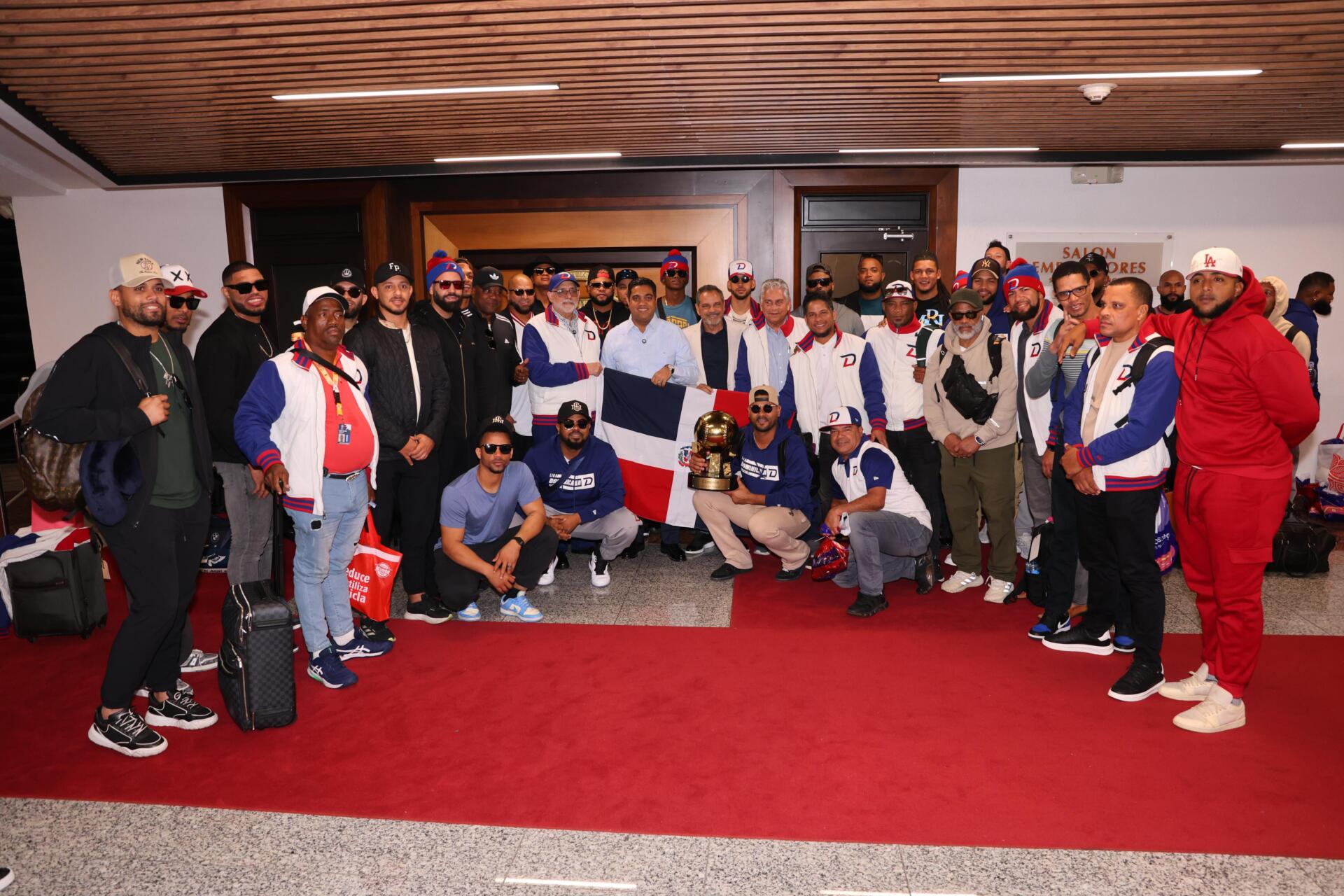 El Escogido llega al país con el trofeo de campeones de la Serie del Caribe 2025