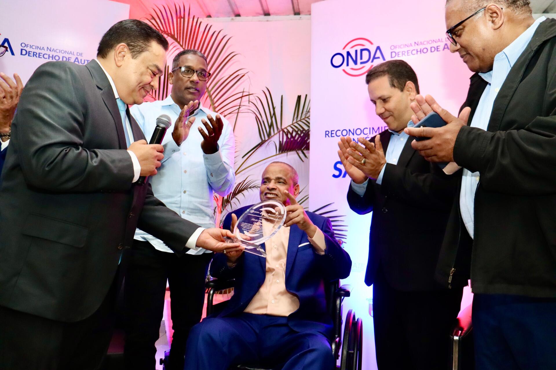 La ONDA, alcaldía de La Vega, y sociedades de gestión colectiva reconocen al cantante Sandy Reyes