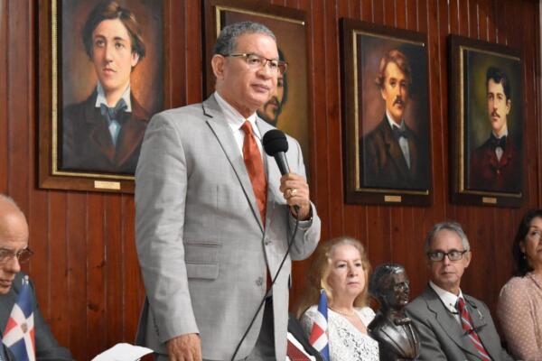 El presidente del Instituto Duartiano expresó que el Escudo Nacional se ha reemplazado en las instituciones por el símbolo de una cúpula.