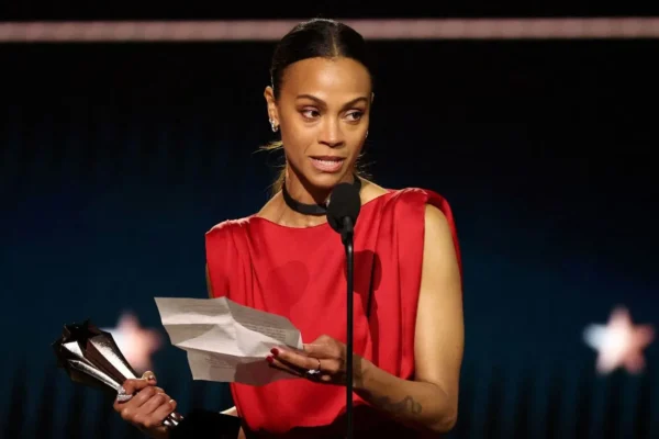 Zoe Saldaña gana premio a Mejor Actriz de Reparto en Critics Choice Awards