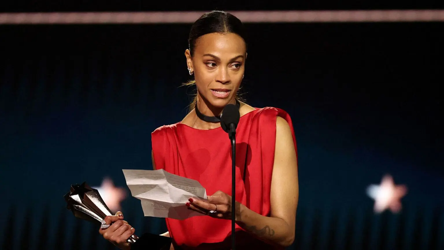 Zoe Saldaña gana premio a Mejor Actriz de Reparto en Critics Choice Awards