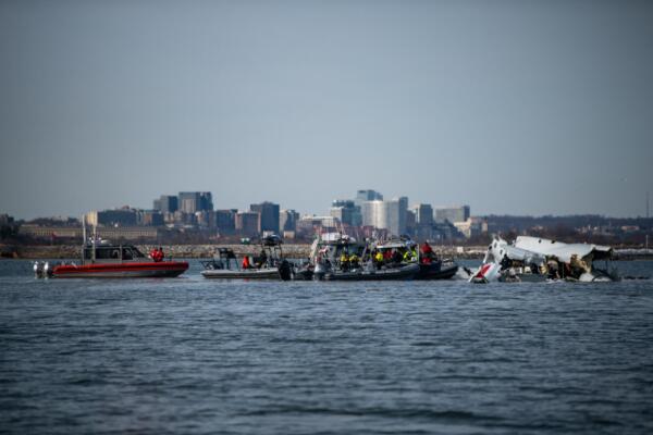 Guardia Costera de EE. UU. (USCG) muestra los esfuerzos de rescate en el río Potomac. Foto de Handout / AFP