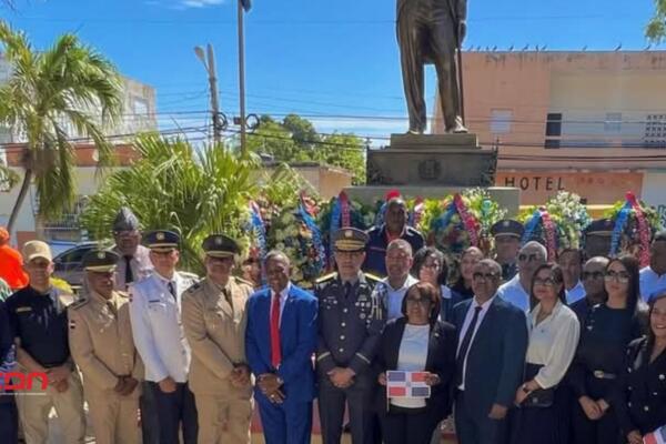 El acto  solemne  inició con el izamiento de la bandera nacional en la sede de la Gobernación Provincial. Foto: Fuente externa 