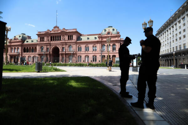 Policías custodian frente a la casa rosada, en Buenos Aires, debido a previsibles protestas por el 'criptofiasco' que sacude a Argentina y al Gobierno de Javier Milei. EFE/ Juan Ignacio Roncoroni