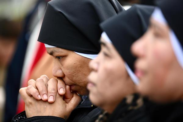El papa encadena otra mejoría en sus problemas respiratorios tras trece días hospitalizado