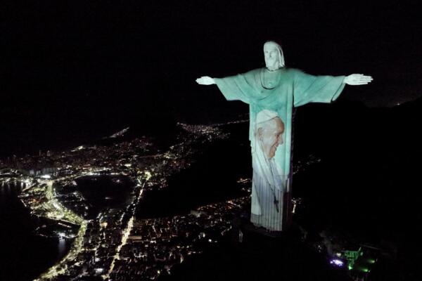 El Cristo Redentor de Río de Janeiro se iluminó con el rostro del papa Francisco para mandarle un mensaje de 