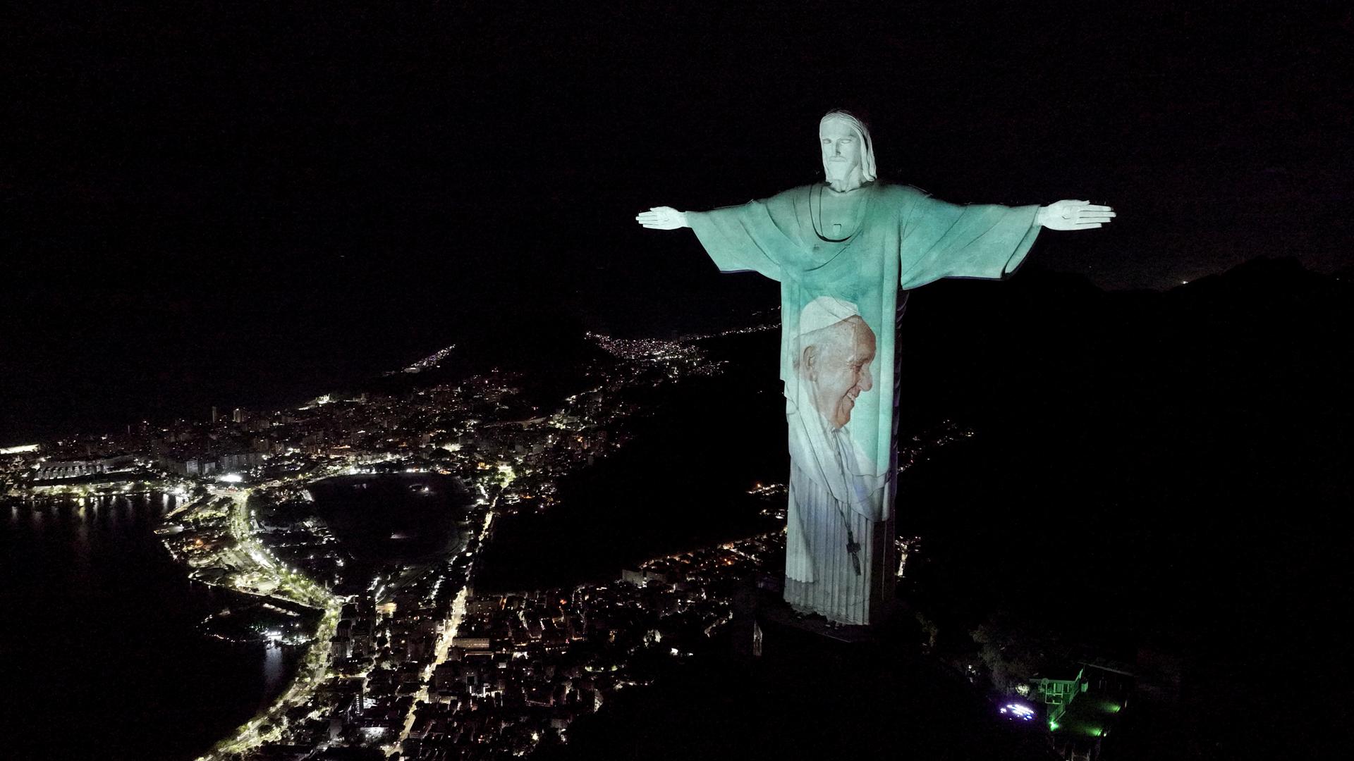 El Cristo Redentor de Río de Janeiro se iluminó con el rostro del papa Francisco para mandarle un mensaje de "fuerza" y "esperanza".