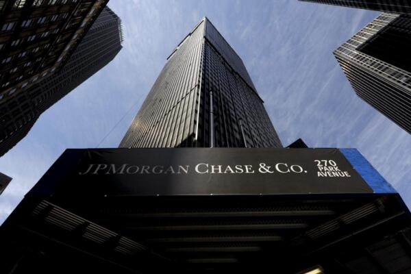 Fotografía de la fachada principal del edificio sede del banco JPMorgan Chase. EFE/Justin Lane