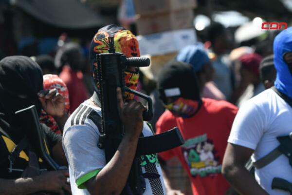 Abinader firma decreto, que declara organizaciones terroristas a las bandas criminales haitianas. (foto, fuente externa)