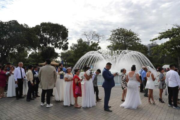 Parejas asisten a un matrimonio civil masivo promovido por la Municipalidad Metropolitana de Lima, este jueves. EFE/ Paolo Aguilar