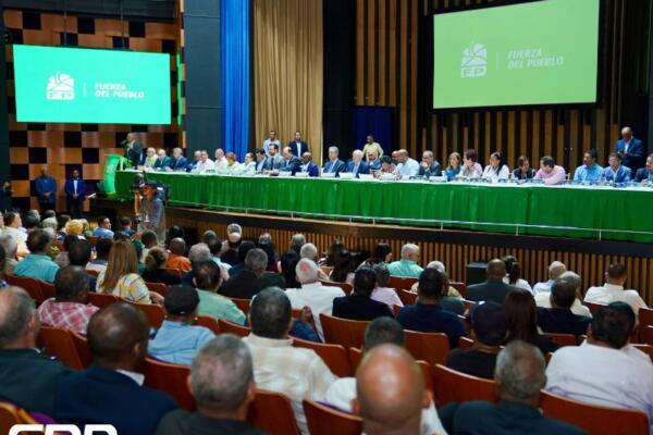 Dirigentes del partido Fuerza del Pueblo (FP), durante la asamblea.
