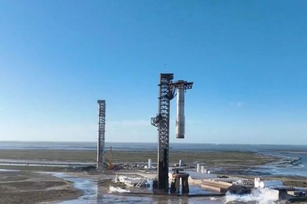 Propulsor súper pesado de Starship después de regresar a la plataforma de lanzamiento en Starbase cerca de Boca Chica, Texas, el 16 de enero de 2025. AFP